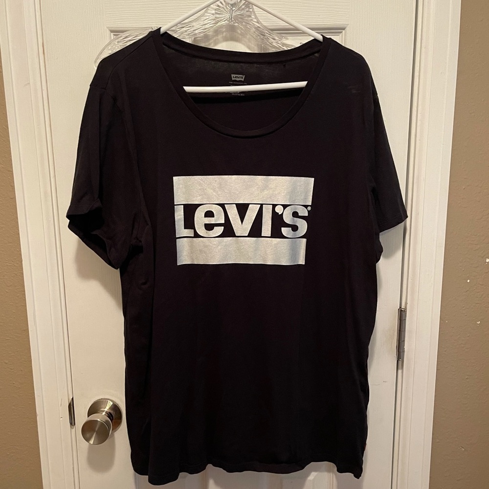 Levi’s women’s plus size tshirt 2X